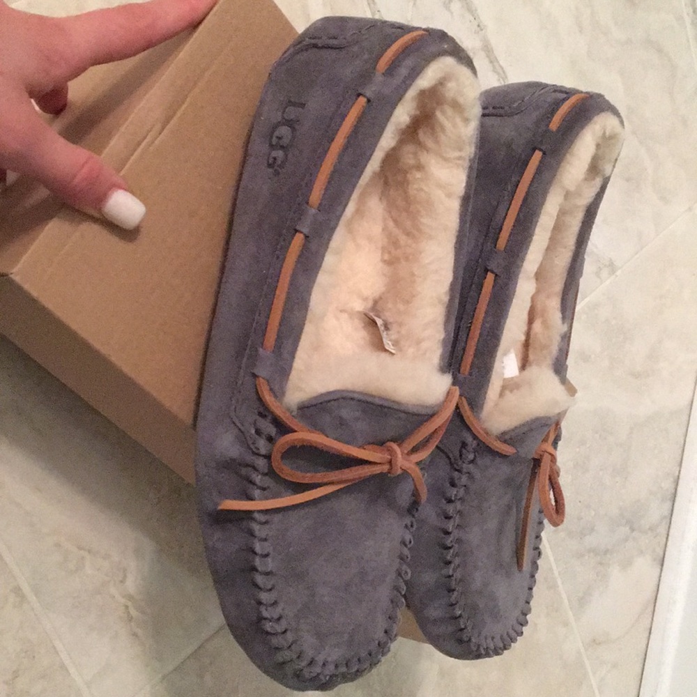 Ugg “Women’s Dakota Slippers” in perfect condition